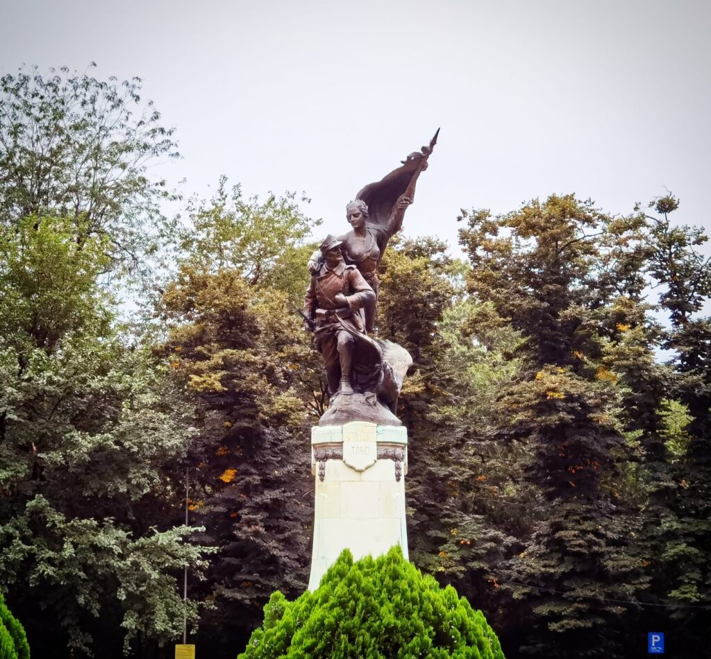 Monumentul ,,Avântul Țării'' - Piața Valter Mărăcineanu